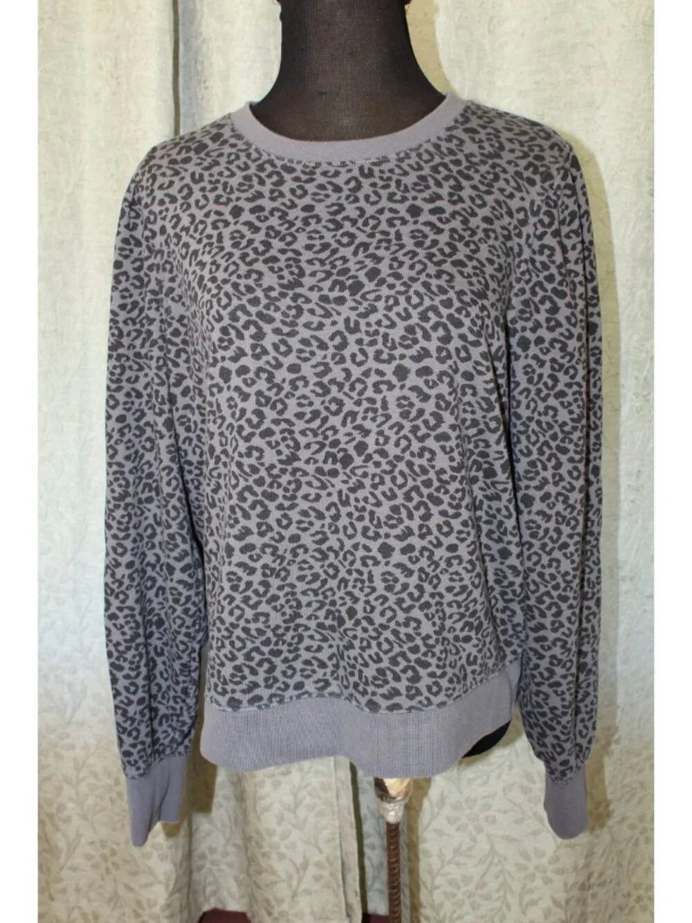 Rails animal print crew neck Women's sweater size Large Long Sleeves Grey Casual